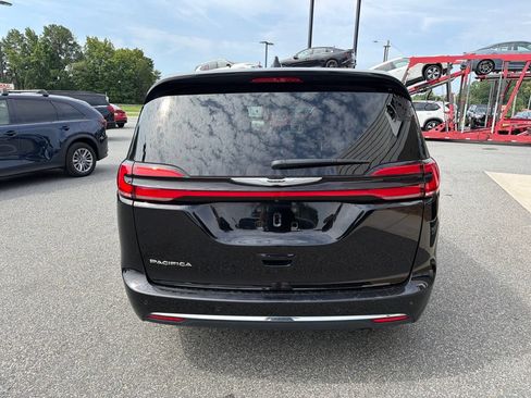 Used 2024 Chrysler Pacifica Touring-L FWD image 6