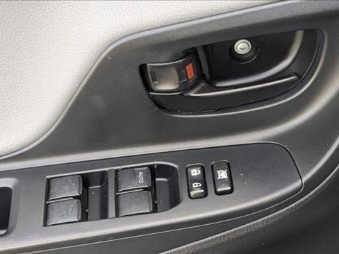 Used 2016 Toyota Yaris L image 12