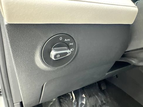 Used 2025 Volkswagen Taos SE w/ Panoramic Sunroof Package FWD image 55