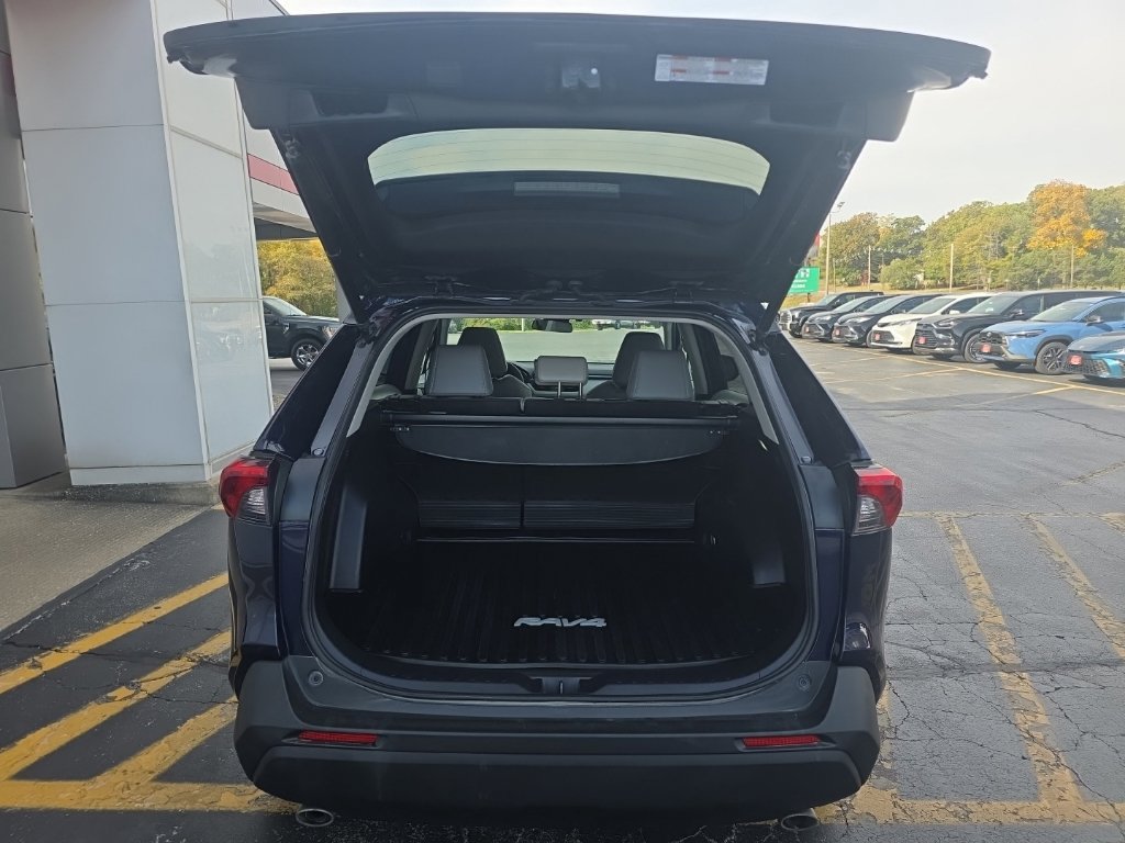 Used 2022 Toyota RAV4 XLE Premium AWD/4WD image 6