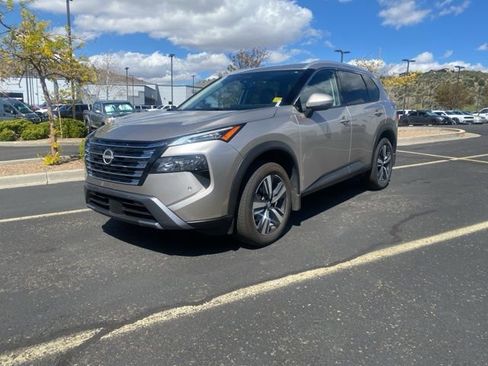 Used 2024 Nissan Rogue SL w/ SL Premium Package image 3