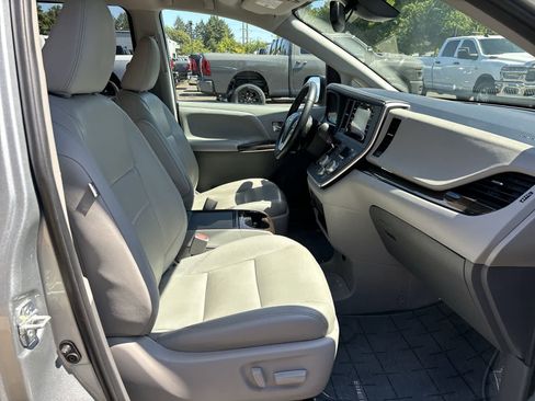 Used 2020 Toyota Sienna XLE image 5