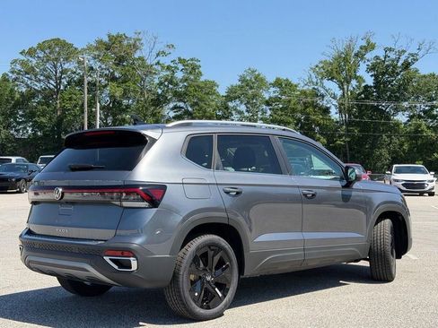 New 2026 Volkswagen Taos SE FWD image 8