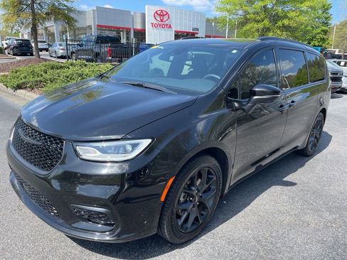 Used 2023 Chrysler Pacifica Touring-L w/ S Appearance Package image 11