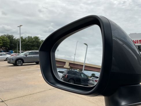 Used 2025 Nissan Rogue SV FWD image 8