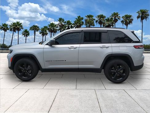 Used 2023 Jeep Grand Cherokee Altitude AWD/4WD image 4