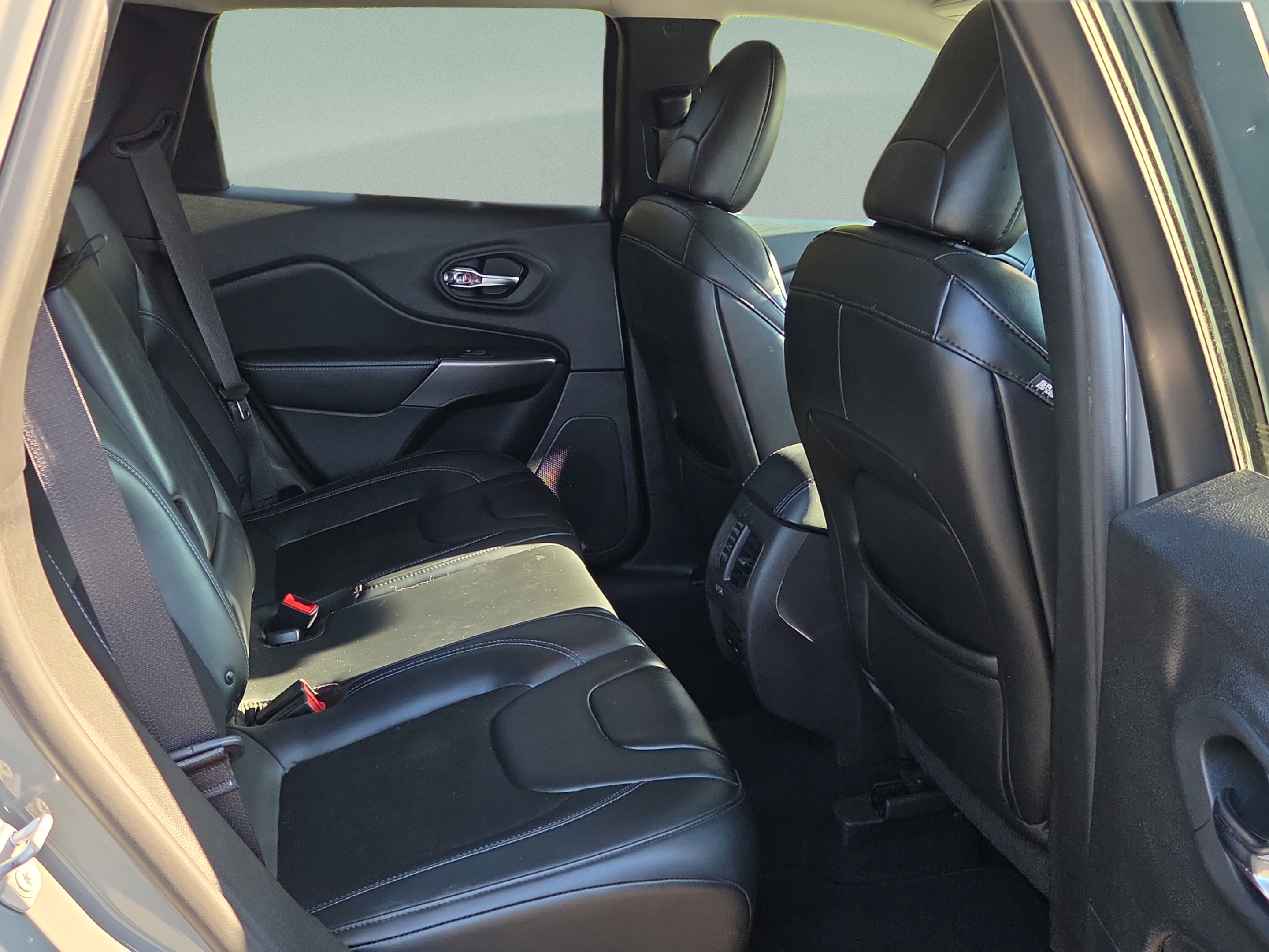 Used 2019 Jeep Cherokee Latitude Plus FWD image 14