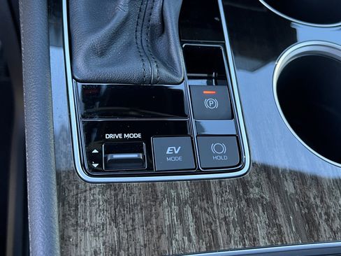 Used 2025 Toyota Sienna Platinum image 29