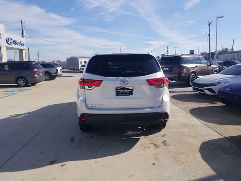 Used 2019 Toyota Highlander LE image 6
