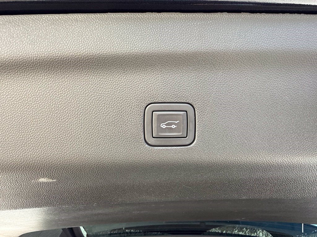 Used 2023 GMC Yukon SLT w/ SLT Premium Package AWD/4WD image 7