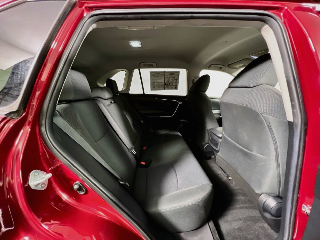 Used 2021 Toyota RAV4 LE AWD/4WD image 30