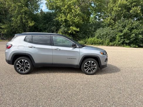 Used 2022 Jeep Compass Limited w/ Sun and Sound Group AWD/4WD image 18