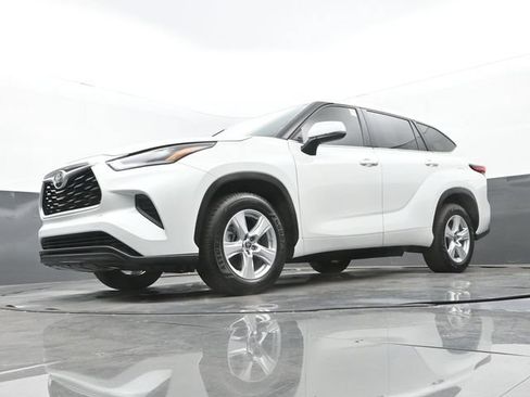 Used 2022 Toyota Highlander L FWD image 28