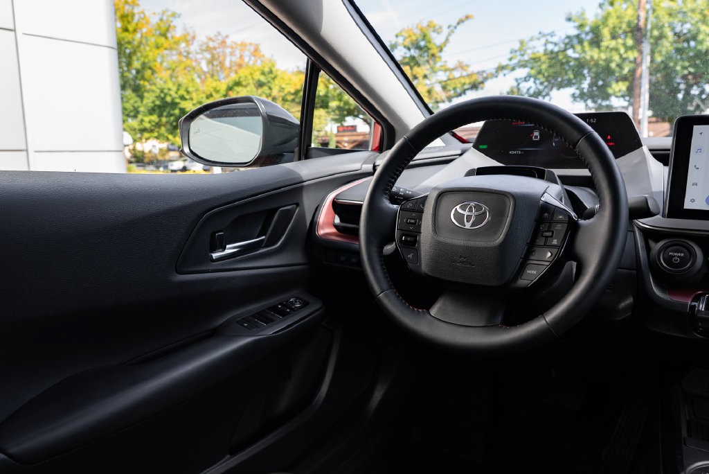 Used 2025 Toyota Prius Plug-In Hybrid FWD image 11