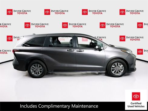 Certified 2022 Toyota Sienna XLE FWD image 4