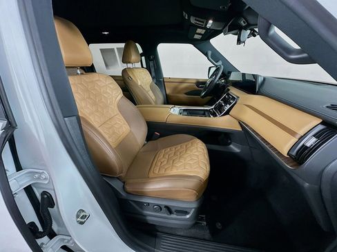 Certified 2025 Nissan Armada Platinum Reserve image 40