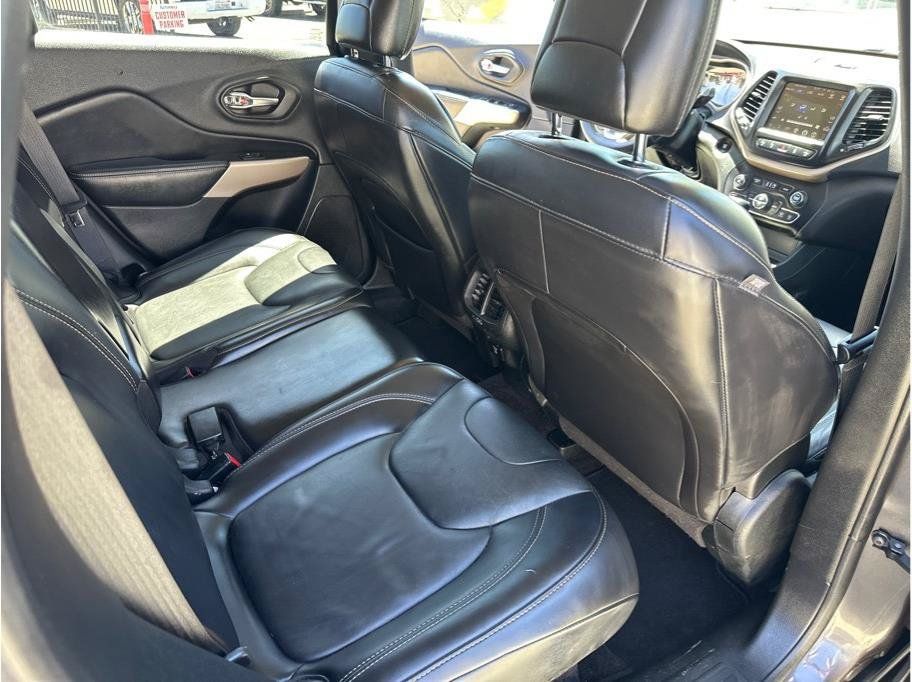 Used 2017 Jeep Cherokee Limited w/ Technology Group AWD/4WD image 17