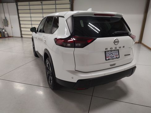 Used 2024 Nissan Rogue SV AWD/4WD image 14