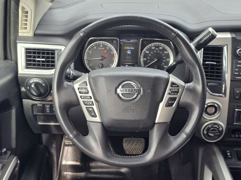 Used 2018 Nissan Titan SV w/ SV Convenience Package AWD/4WD image 18
