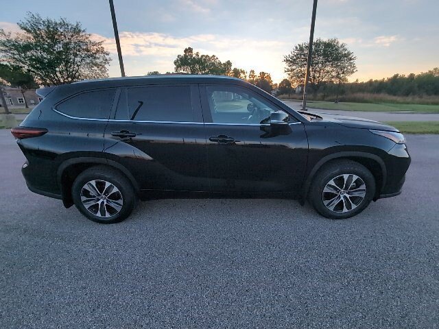 Used 2025 Toyota Highlander XLE FWD image 2