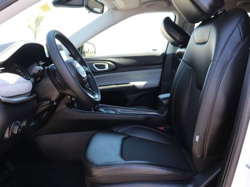 Used 2022 Jeep Compass Latitude FWD image 11