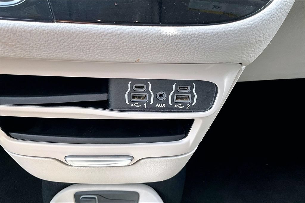 Used 2023 Chrysler Pacifica Touring-L FWD image 33