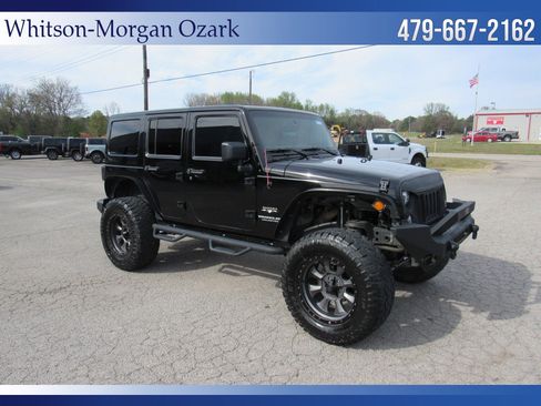 Used 2017 Jeep Wrangler Unlimited Sahara w/ Connectivity Group image 17