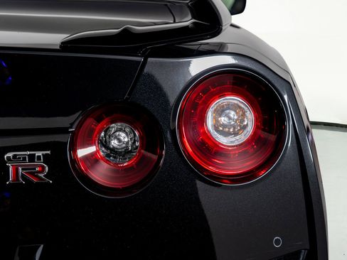 Used 2021 Nissan GT-R Premium image 13