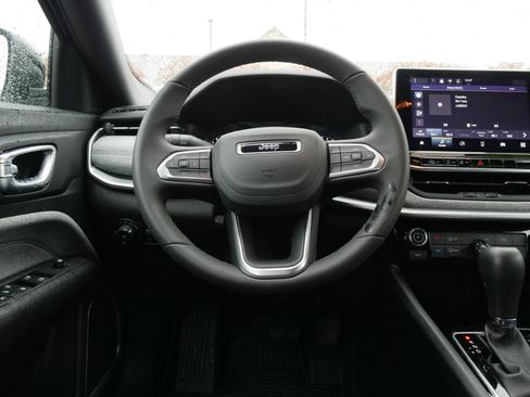 Used 2024 Jeep Compass Latitude image 19