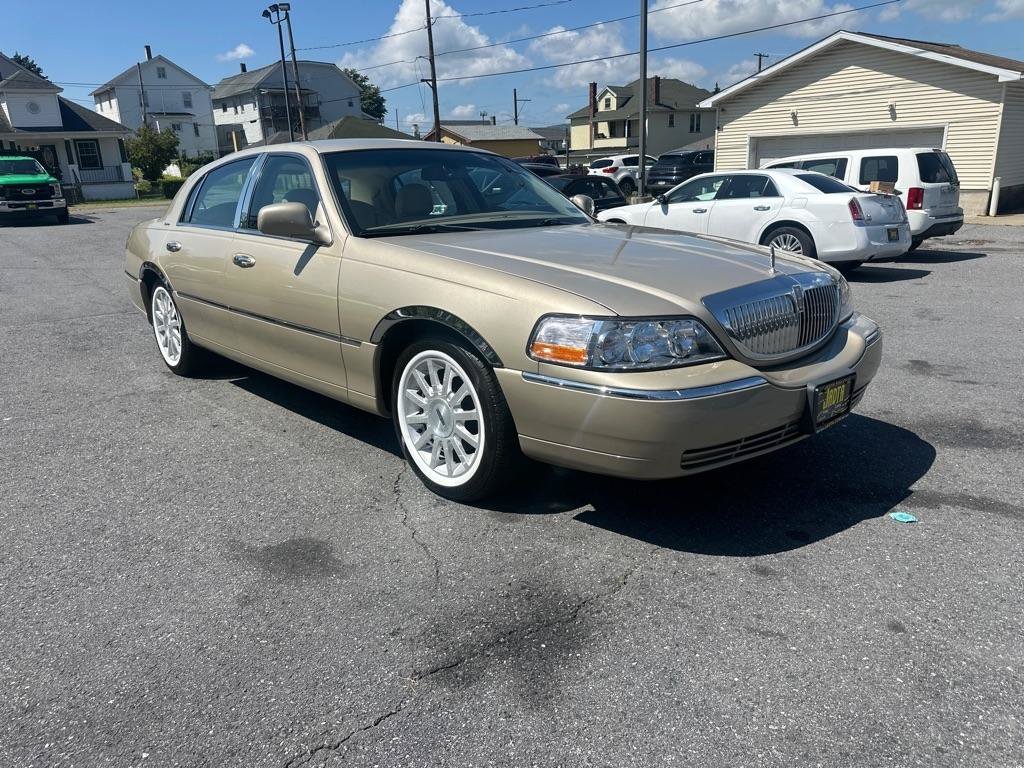 Used 2006 Lincoln Town Car Signature RWD image 3