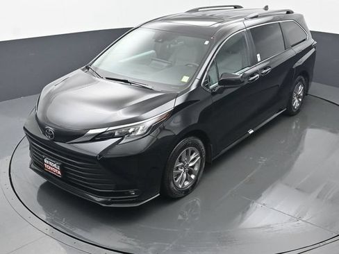 Used 2026 Toyota Sienna XLE AWD/4WD image 40