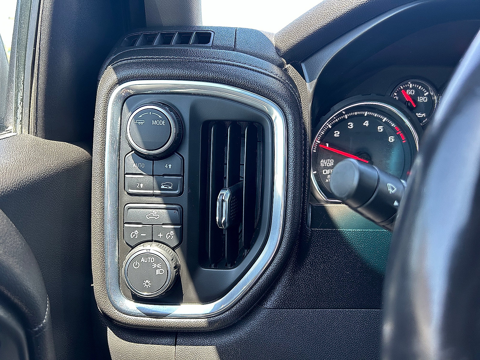 Used 2021 Chevrolet Silverado 1500 LT AWD/4WD image 12