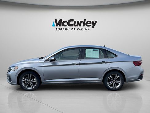 Used 2024 Volkswagen Jetta SE FWD image 4