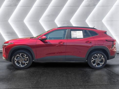 Used 2025 Chevrolet Trax LT w/ LT Convenience Package FWD image 2