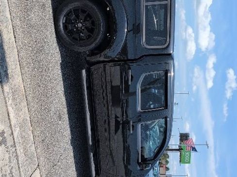 Used 2020 Nissan Frontier SV w/ Midnight Edition Floor Mats RWD image 9