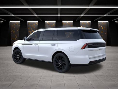 New 2026 Lincoln Navigator Reserve w/ Jet Appearance Package image 4