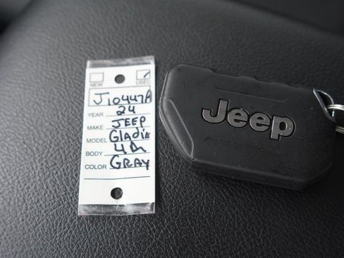 Used 2024 Jeep Gladiator Sport AWD/4WD image 31