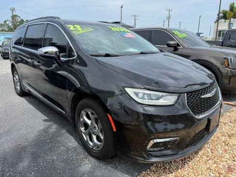 Used 2023 Chrysler Pacifica Limited FWD image 1