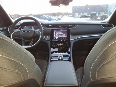 New 2025 Jeep Grand Cherokee L Laredo image 6