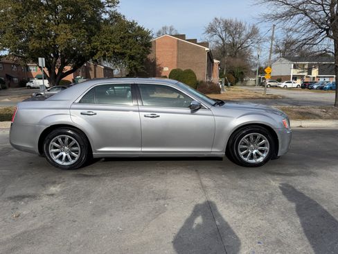 Used 2014 Chrysler 300 C image 7