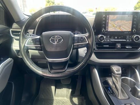 Used 2022 Toyota Highlander XLE AWD/4WD image 14