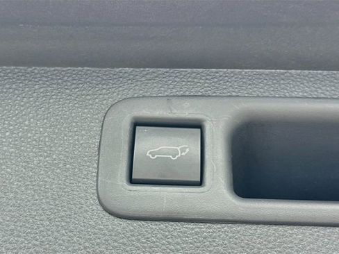 Used 2022 Toyota Highlander XLE FWD image 13