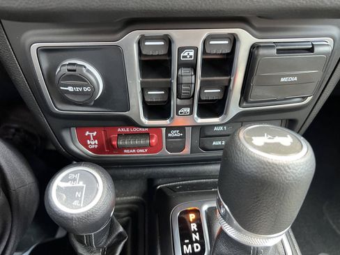 Used 2025 Jeep Wrangler Unlimited Sport AWD/4WD image 23