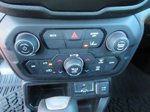 Used 2021 Jeep Renegade Latitude image 22