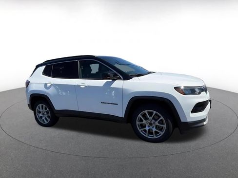 Used 2025 Jeep Compass Limited AWD/4WD image 2