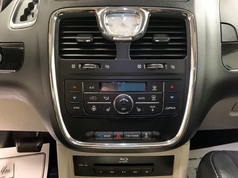 Used 2014 Chrysler Town & Country Touring-L image 31