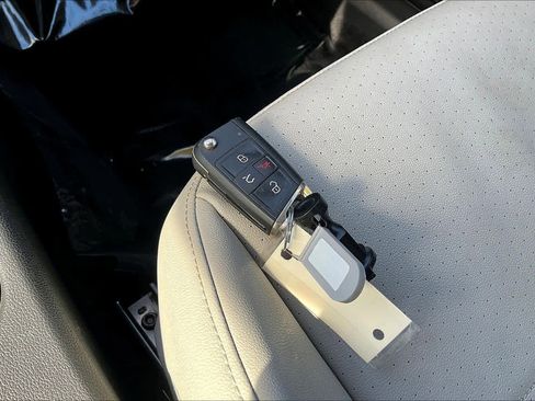 Used 2019 Volkswagen Tiguan SE w/ Panoramic Sunroof Package image 10