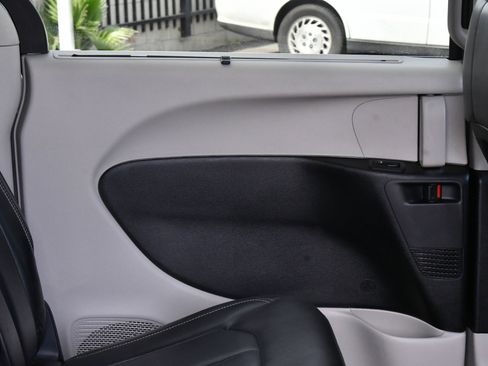 Used 2023 Chrysler Pacifica Touring-L FWD image 47