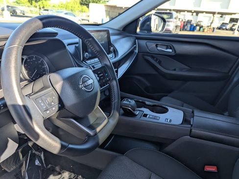 Certified 2025 Nissan Rogue SV FWD image 31
