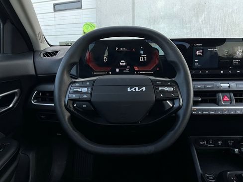 Used 2025 Kia K4 LXS image 32